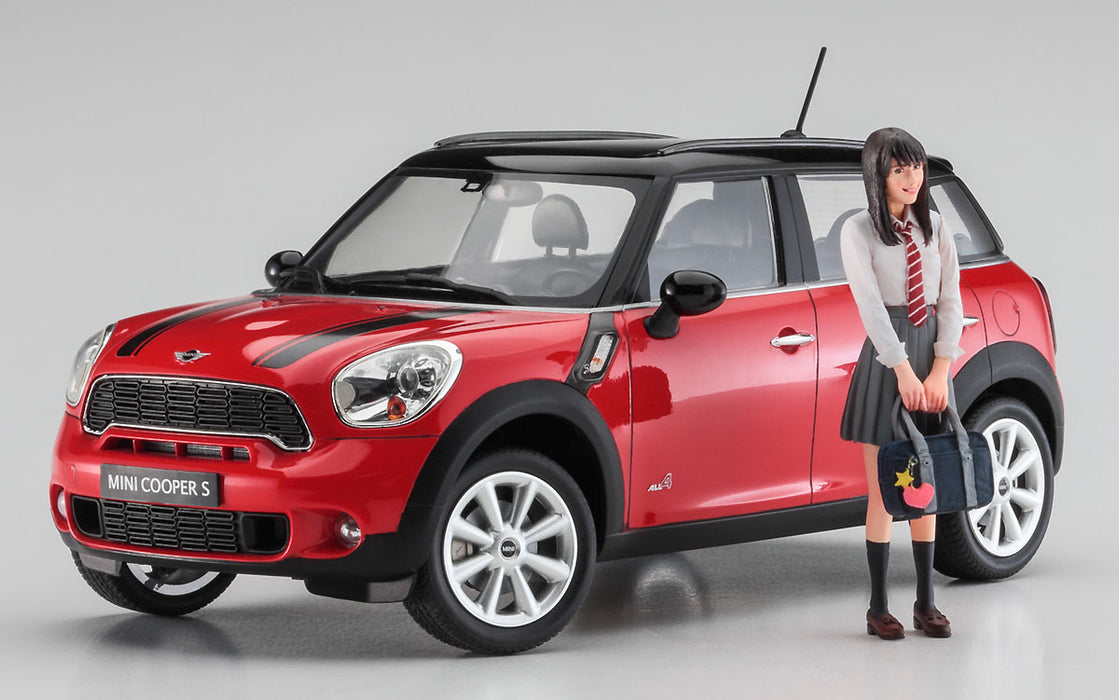 Mini Cooper S Countryman All4 W/Schoolgirl Figure 1/24